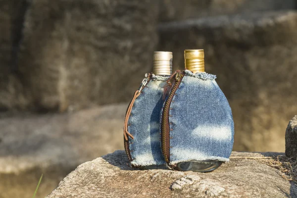 Jean bir beze sarılmış parfüm şişeleri — Stok fotoğraf