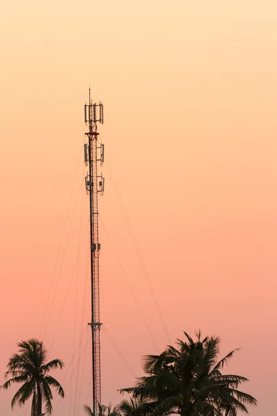 Telekommunikationen står hög i solnedgången ljus — Stockfoto