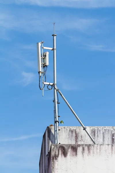 Antenner för telekommunikation monterad på den gamla byggnaden — Stockfoto