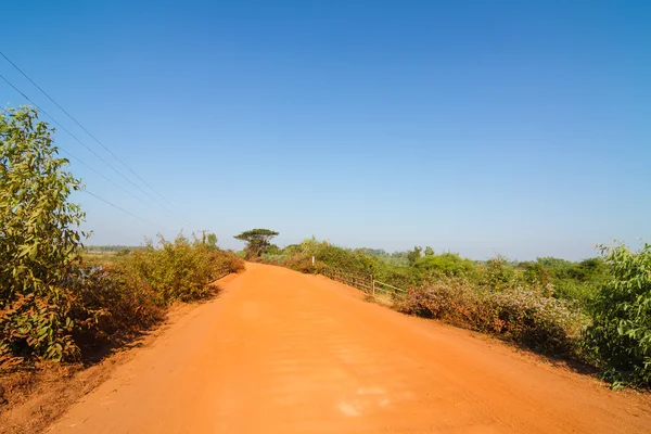 Onverharde weg in platteland van Thailand — Stockfoto