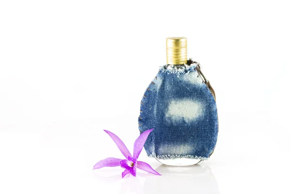 Frasco de perfume en bolsa de tela adornada con orquídea — Foto de Stock