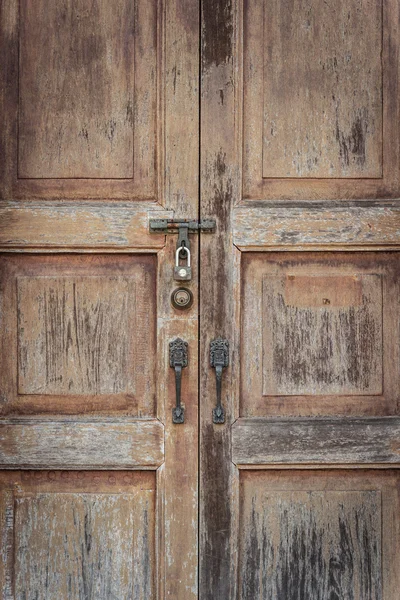 Viejas puertas de madera con efecto de grano en estilo vintage —  Fotos de Stock