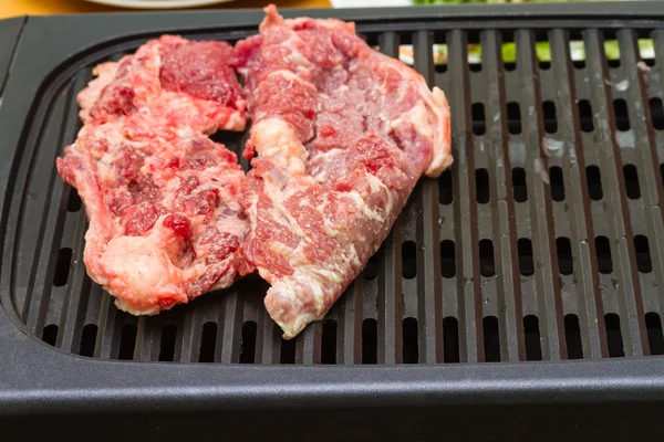 Steakfleisch grillen auf elektrischem Grill — Stockfoto