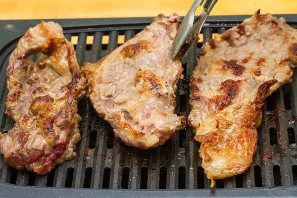 Carne di bistecca alla griglia elettrica — Foto Stock