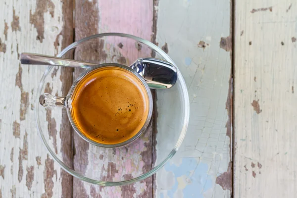 Kaffeetasse auf altem Holztisch — Stockfoto