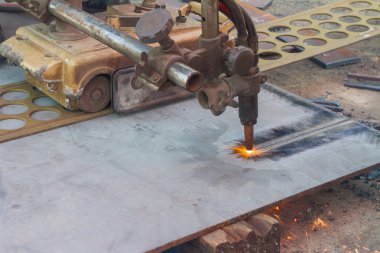 Gaz kesme makinası çelik plaka üzerinde