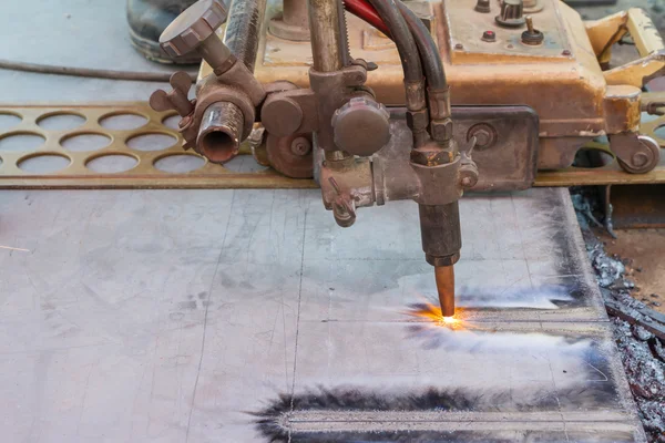 Máquina de corte a gás na chapa de aço — Fotografia de Stock