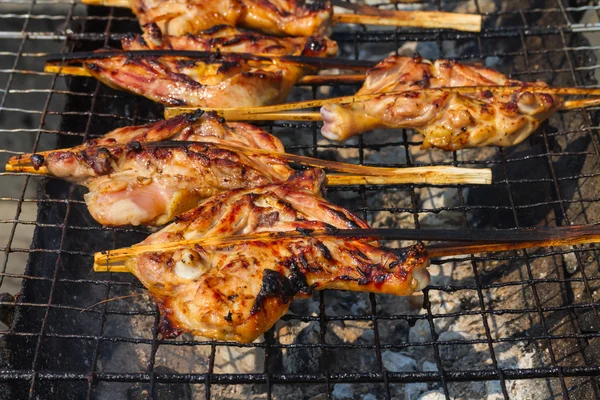 Hühnchen auf Holzkohlegrill grillen — Stockfoto