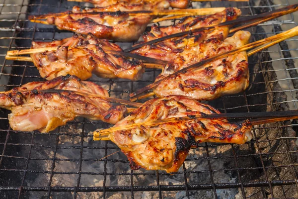 Hühnchen auf Holzkohlegrill grillen — Stockfoto