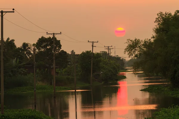 Západ slunce nad kanálem v venkově Thajska — Stock fotografie