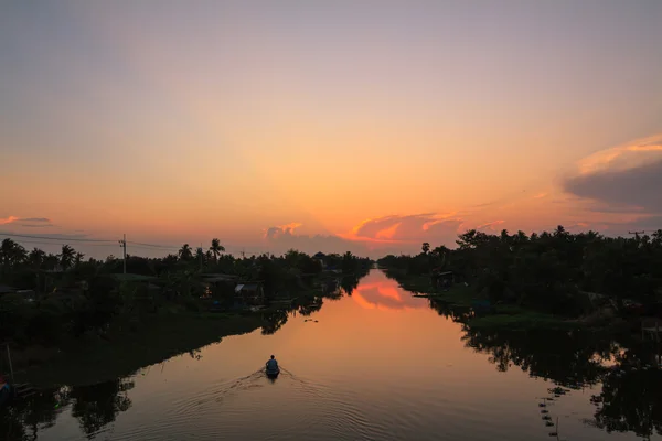 Canal Klong Mahasawat sob a luz do pôr do sol — Fotografia de Stock