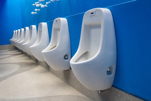 Rij van witte schoon urinoirs in openbare toilet — Stockfoto