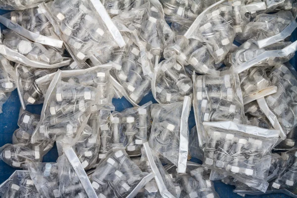 Perakende için plastik torbalarda altı köşe başlı cıvata — Stok fotoğraf