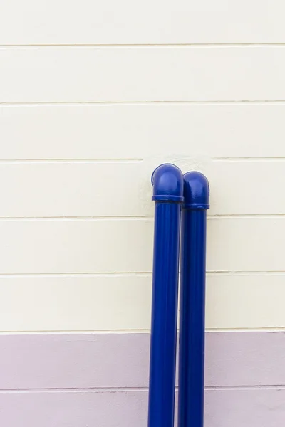 壁に青い工業用パイプ — ストック写真