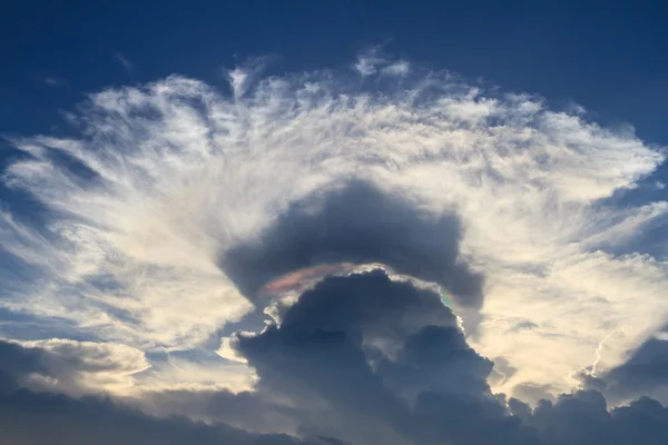Klobouk (Houby Iridescentní) mrak nebo irisation mraky. krásné natur — Stock fotografie