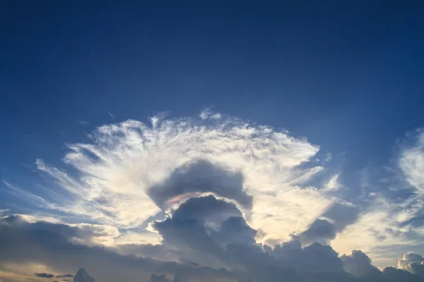 Nuvem pileus iridescente ou nuvens de íris. A bela natur — Fotografia de Stock