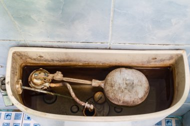 Kirli floş tuvalet mekanizması