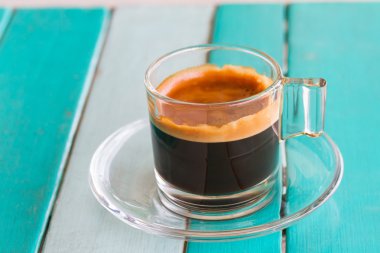 Siyah kahve fincanı beyaz mavi masada