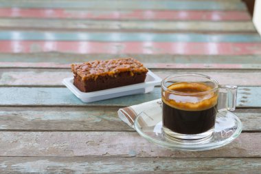 Kahve ve kek üzerine kahvaltı için eski ahşap masa