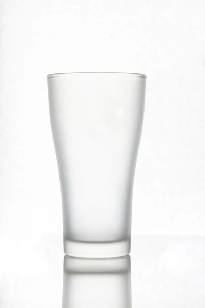 Пустой стакан изолированы на белом фоне, клипса дорожки вкл. — стоковое фото