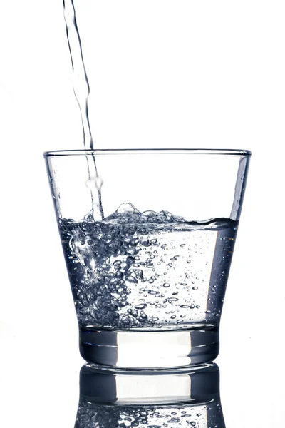 Water wordt in een glas gegoten — Stockfoto