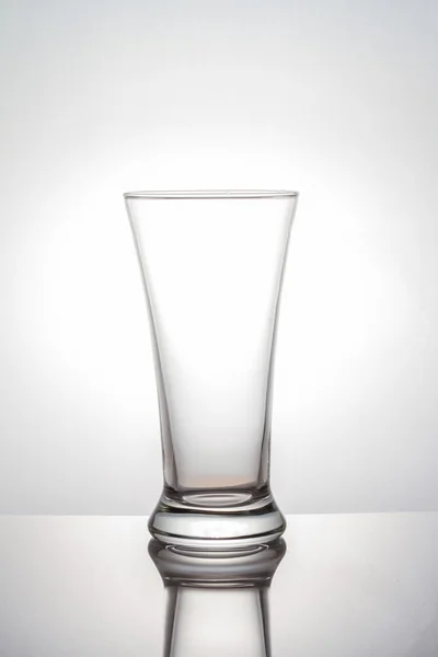 Glas op witte achtergrond — Stockfoto