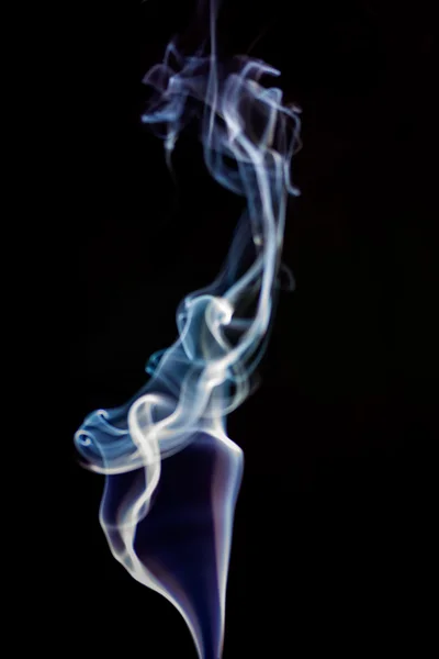 Красочный дым абстрактный на черном фоне — стоковое фото