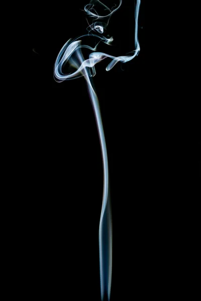 Абстрактный дым на черном фоне, ладан дым — стоковое фото