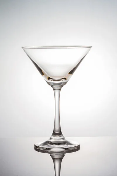 Lege Martiniglas met uitknippad op witte achtergrond — Stockfoto