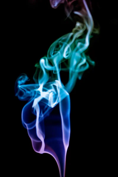 Красочный дым абстрактный на черном фоне — стоковое фото