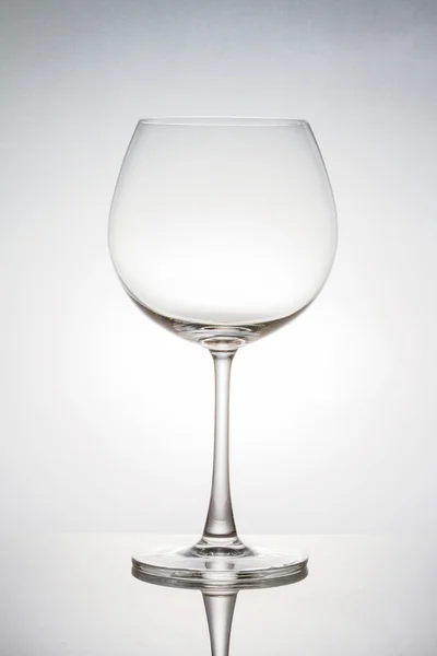 Vidrio de vino vacío aislado sobre fondo blanco — Foto de Stock