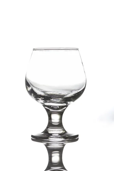 Wijnglas en reflectie op wit — Stockfoto