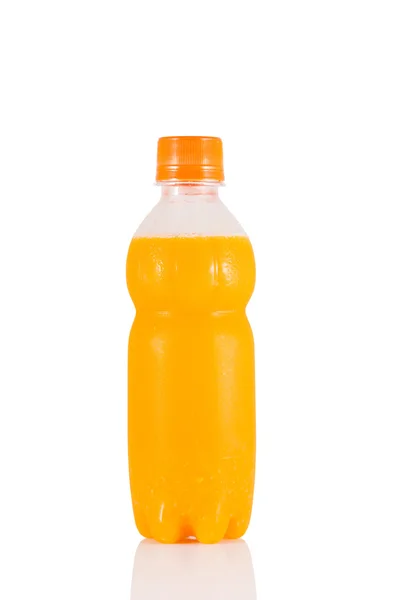 Jugo de naranja en una botella con sombra reflectante aislada en el blanco — Foto de Stock