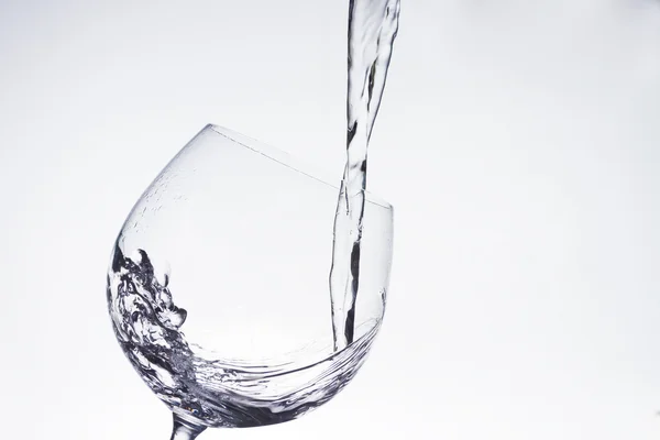 Água que despeja no copo de vinho — Fotografia de Stock