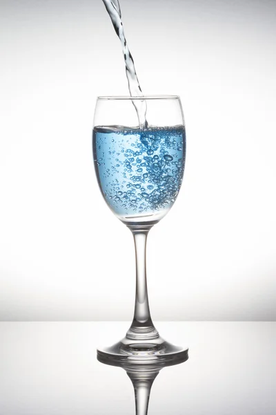 Vidro de vinho azul no fundo branco — Fotografia de Stock