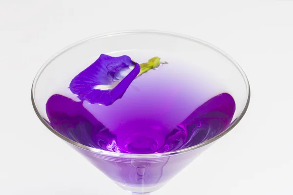 Schmetterlingserbsenblütensaft im Cocktailglas, der als Antioxidans qualifiziert ist, Clipping-Pfad inklusive — Stockfoto