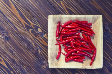 Koyu ahşap zemin üzerinde kırmızı biber
