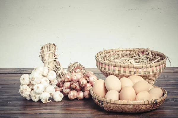 草本原料、 洋葱、 大蒜和黑暗的木桌上的鸡蛋 — 图库照片