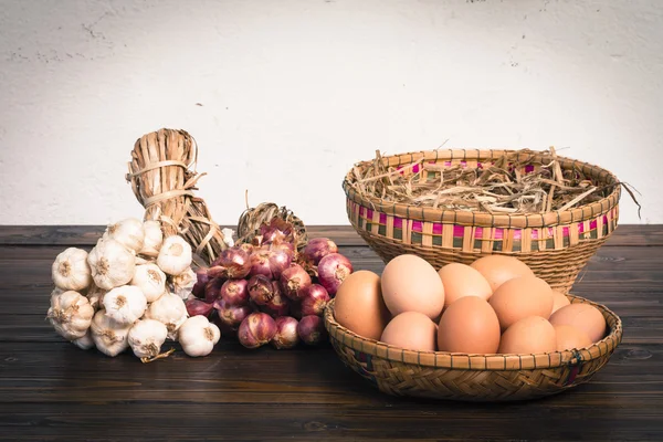 草本原料、 洋葱、 大蒜和黑暗的木桌上的鸡蛋 — 图库照片