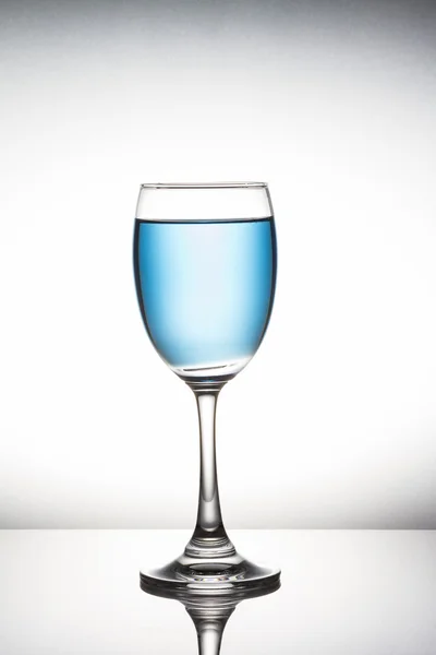 Coquetel azul em copo de vinho no fundo branco — Fotografia de Stock