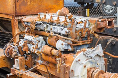 Eski paslı 6 silindirli dizel motor