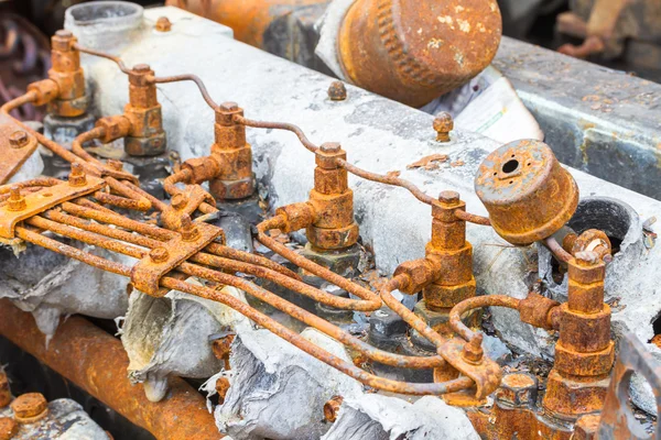 디젤 엔진의 오래 된 녹슨 인젝터 및 연료 파이프 — 스톡 사진