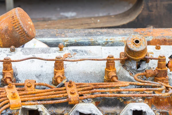 Старый ржавый инжектор и топливная труба дизельного двигателя — стоковое фото