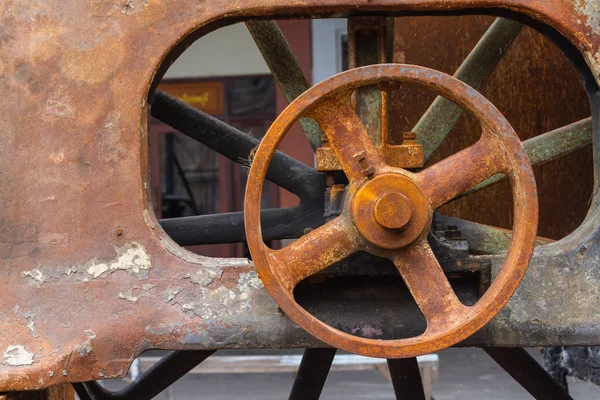 Gammel, rustent hjul – stockfoto