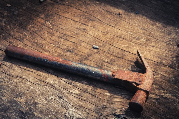 Vecchio martello di ferro sul pavimento in legno in vintage — Foto Stock