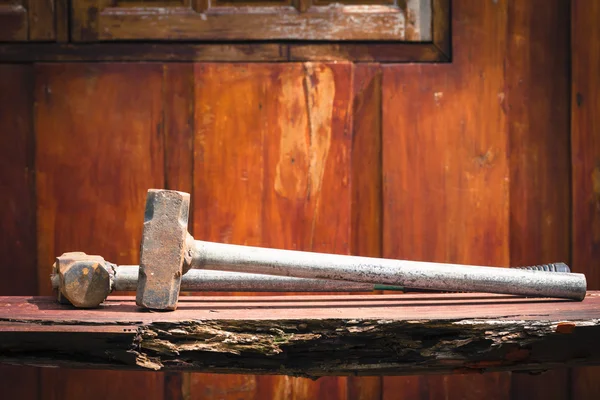 Martillo sobre banco de madera y fondo de madera con espacio para copiar — Foto de Stock