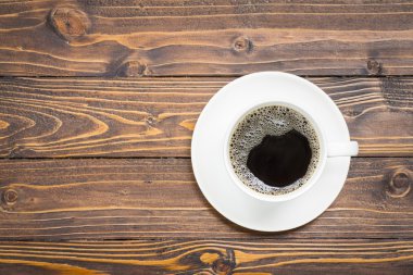 Tahta masada bir fincan kahve.