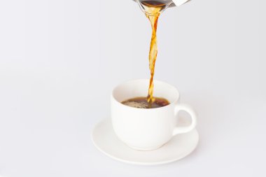 Siyah kahve beyaz kahve fincanı dökülür varlık