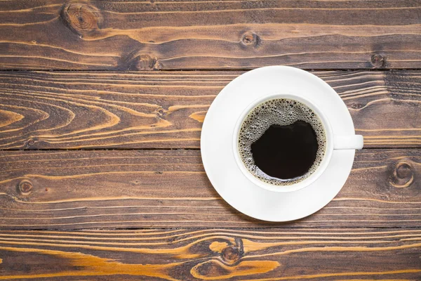 木製のテーブルの上のコーヒーカップ — ストック写真