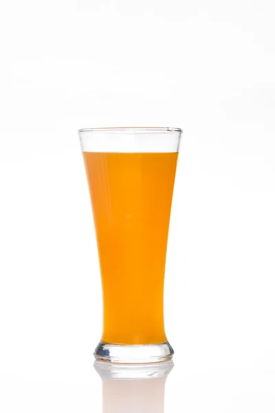 Zumo de naranja en el vaso aislado sobre un fondo blanco — Foto de Stock